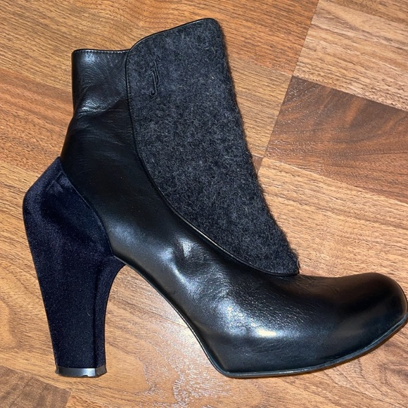 John Fluevog ankle boots. Size 9. Black leather, suede and texture. - Picture 9 of 11